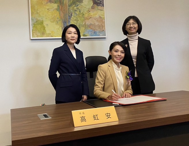 图为高虹安（中）就任新竹市长后，在时任副市长蔡丽清（左）陪同下，签属上任后第1份公文。（资料照,陈育贤摄）