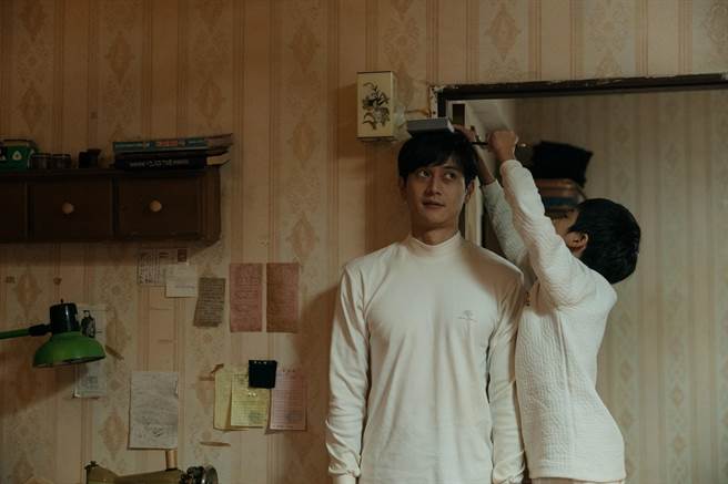 电影《老狐狸》中刘冠廷（左）和白润音饰演父子档。（华映娱乐提供）