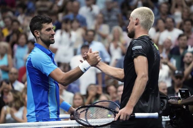 Novak Djokovic(左)赛后向对手Borna Gojo致意。（美联社）