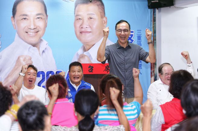 国民党主席朱立伦（右二）4日与新北市立委参选人蔡明堂（左二）前往三重先啬宫参拜，并与地方人士座谈。（黄世麒摄）