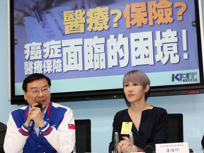 國民黨立法院黨團4日召開「醫療？保險？癌症醫療保險面臨的困境！」記者會，總召曾銘宗（左）、台灣年輕病友協會理事長潘怡伶（右）等出席。（劉宗龍攝）