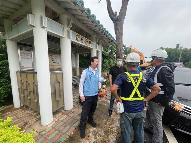 陳福海(左一)稍早也前往地區主要幹道，了解目前的風倒木移除工作及易淹水路段防範警示措施。(圖／金門縣政府提供)