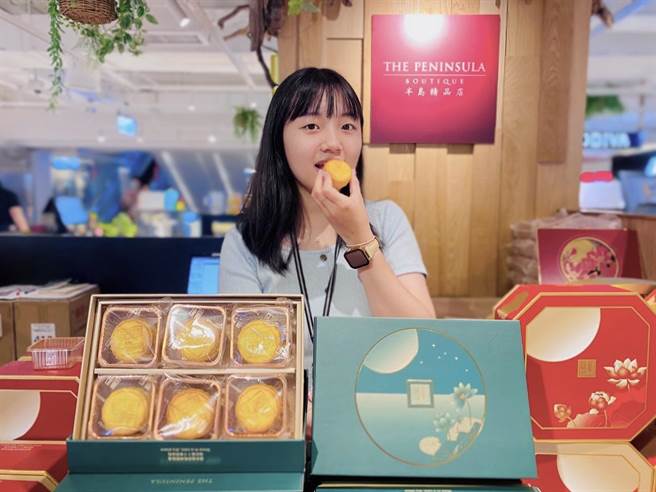 汉神百货的半岛酒店「迷你名茶奶黄月饼礼盒」，6入1520元。（汉神百货提供／朱世凯台北传真）