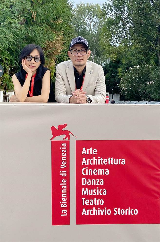 《五月雪》导演张吉安（右）跟万芳已在威尼斯会合。（海鹏提供）