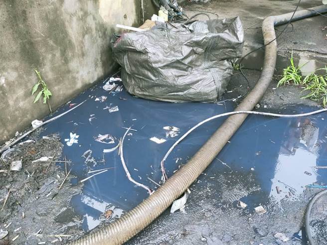 桃園市環保局4日上午8時許接獲新竹縣通報，德盛溪水遭染成藍色，桃園市環保局依違反《水汙法》。（桃園市環保局提供）