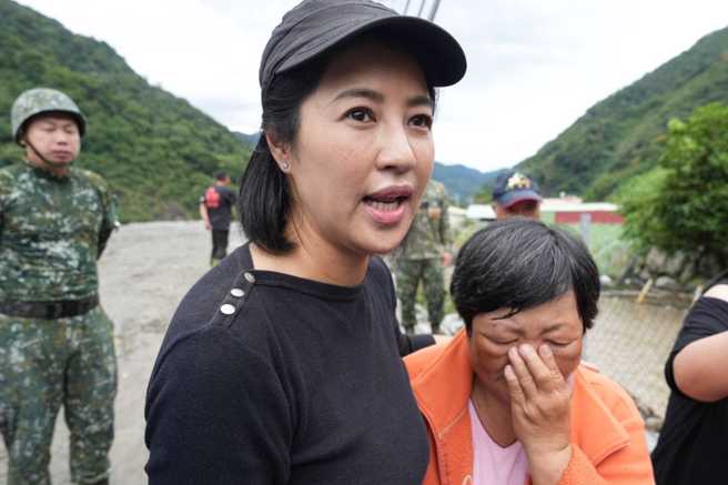 南投县长许淑华4日表示，「上次卡努颱风受灾的农妇，她流泪告诉我，上次大水淹过好不容易才清完，这次房子又被土石流掩埋，县府会协助临时住所安置，提供必要的急难救助，不会让受灾乡亲孤单」。（取自许淑华脸书）