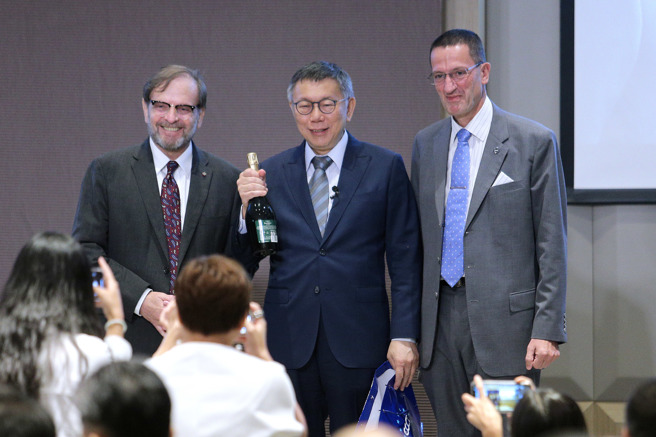 民眾黨總統參選人、黨主席柯文哲（中）4日出席歐洲在臺商會午餐會，並就台灣未來經濟發展、社會安全、醫療保健、環境永續和國防規畫發表演說。會後，歐洲在臺商會理事長尹容（Giuseppe Izzo）（左）、執行長何飛逸（Freddie Hoglund）（右）送給柯1瓶香檳，預祝他高票當選。（黃世麒攝）