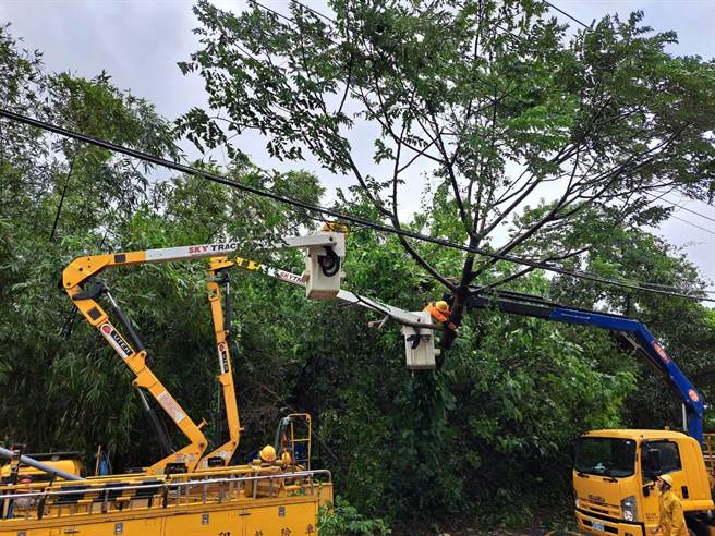彰化從昨天到今天下午幾乎無風雨，不過彰化地區陸陸續續發生30多起變壓器損壞事故，造成2000家戶停電。（台電彰化營業處提供／吳建輝彰化傳真）