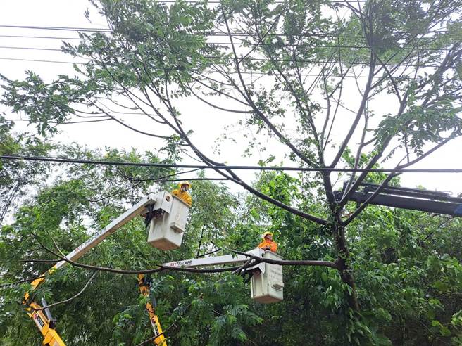 但台電彰化區營業處24小時內全部搶修復電，還調派機具與人員到高雄協助搶修任務。（台電彰化營業處提供／吳建輝彰化傳真）