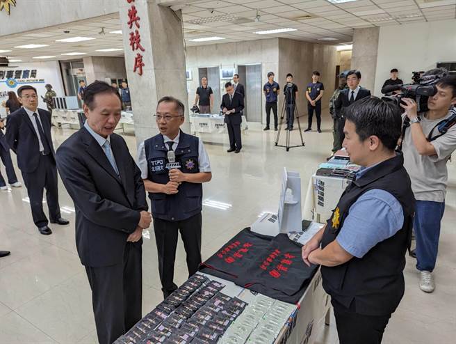 刑事局长周幼伟（左一）今天视察警方专案打诈扫黑的绩效。（胡欣男摄）