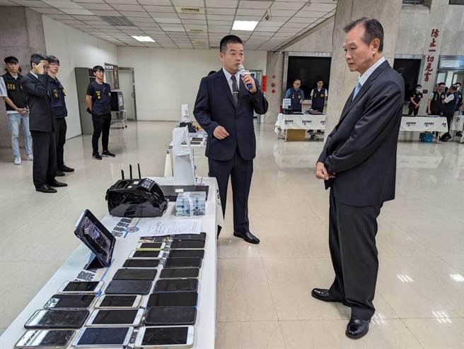 刑事局长周幼伟（右）今天视察警方专案打诈扫黑的绩效。（胡欣男摄）