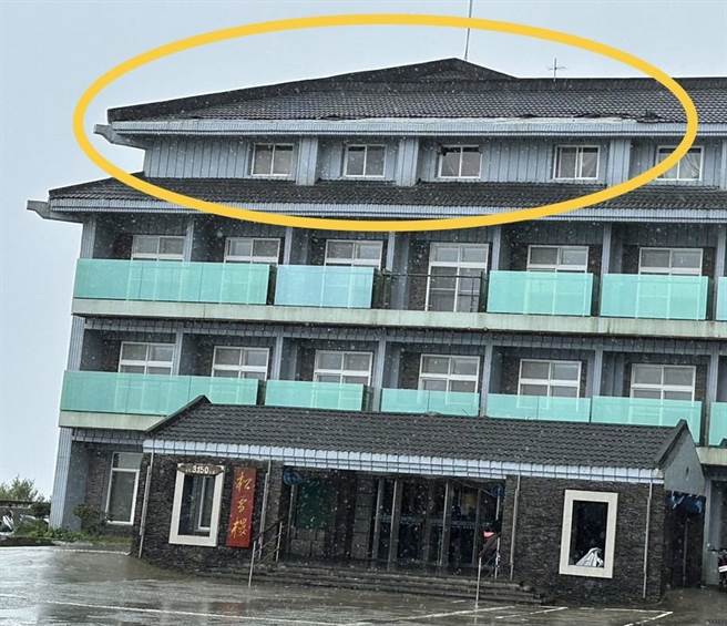 海葵颱风过境台湾，在南投县仁爱乡合欢山顶刮起14级阵风，合欢山松雪楼受灾。（林业署南投分署提供／杨静茹南投传真）