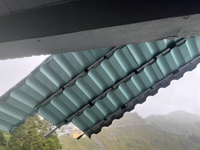 合欢山松雪楼不敌海葵颱风强阵风，屋顶琉璃钢瓦遭吹掀、掉落。（林业署南投分署提供／杨静茹南投传真）