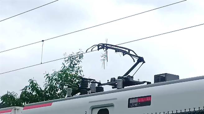 台铁421车次EMU3000自强号列车失去动力前，集电弓及车底传出2次爆炸声，且伴随火光。（读者提供／萧嘉蕙台东传真）