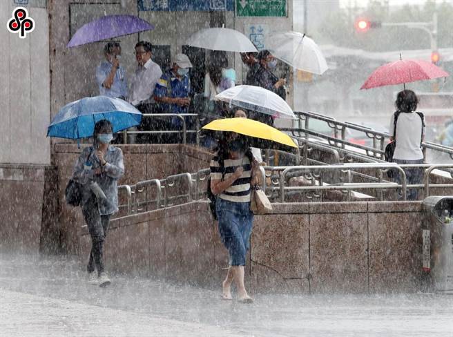 因应颱风海葵远离，台北市水利处宣布，目前尚未开放之淡水河、新店溪沿线疏散门，将于下午4时起陆续开放。（本报资料照片）