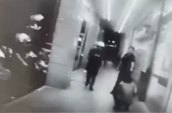 警方獲報到場將挑釁的嚴姓男子上銬帶回。（警方提供）