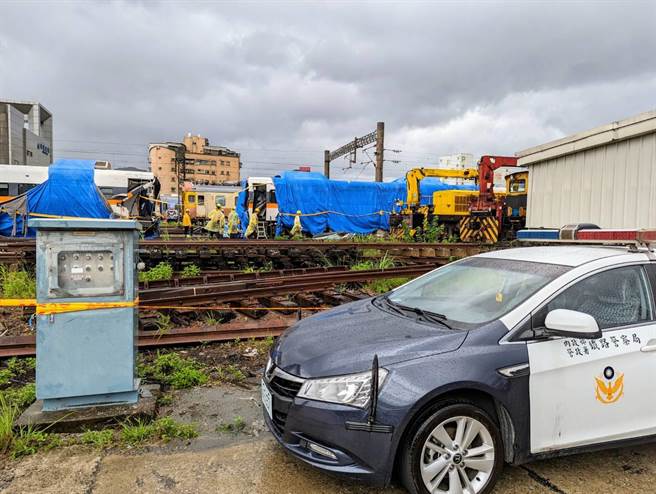 桃检指挥铁路刑大及铁路警察，4日进行太鲁阁号车厢残骸的搜索，并没有进一步发现罹难者遗骸，但有发现疑似遗物的物品。（张志康摄）