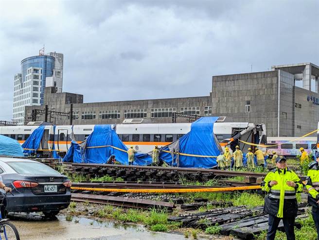 桃检指挥铁路刑大及铁路警察，4日进行太鲁阁号车厢残骸的搜索，并没有进一步发现罹难者遗骸，但有发现疑似遗物的物品。（张志康摄）