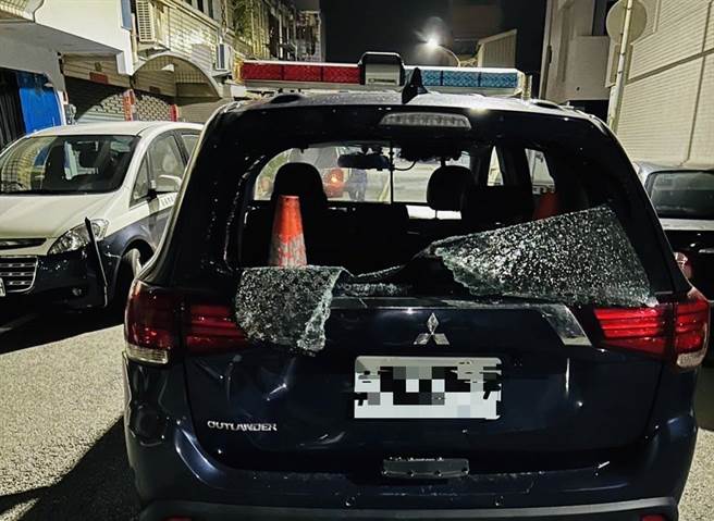 台南市安平区昨天凌晨传出年轻人聚眾打架纠纷，员警开车尾随搜证时，有好奇民眾自后方追撞巡逻车受伤。（读者提供／洪荣志台南传真）