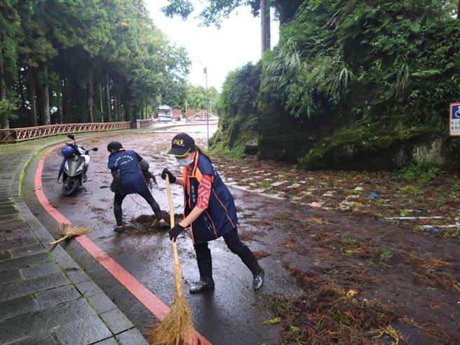 园区人员趁风雨渐弱进行巡查及清理作业。（林业署嘉义分署提供∕吕妍庭嘉义传真）