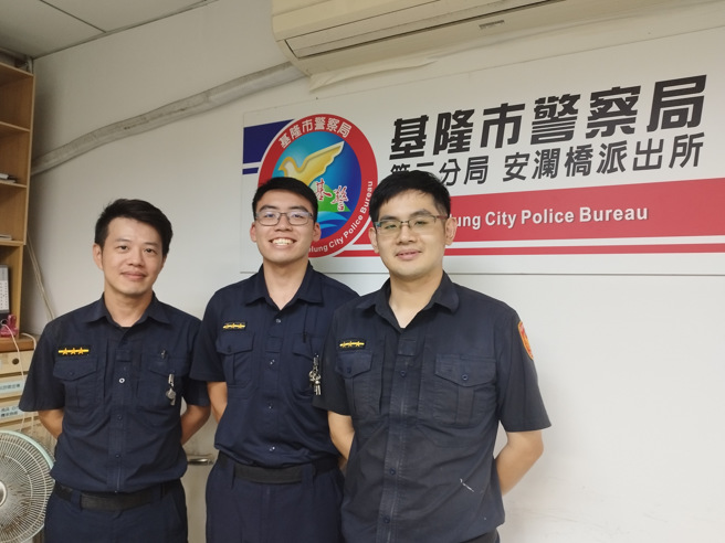 警方将民眾拾获的食蛇龟送到动保所安置。（警方提供）