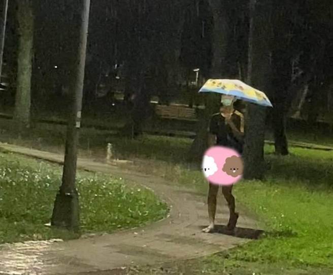 男大生在颱風夜，於大安森林公園遛鳥，被民眾拍照蒐證報警。（翻攝畫面）