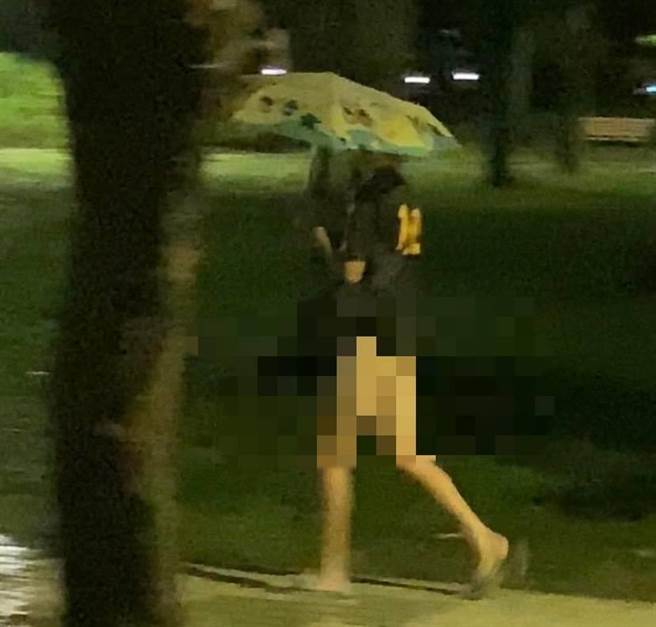 男大生在颱風夜，於大安森林公園遛鳥，被民眾拍照蒐證報警。（翻攝畫面）