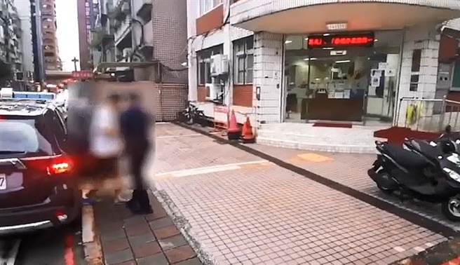 男大生遛鳥，事後被大安分局逮回。（翻攝畫面）