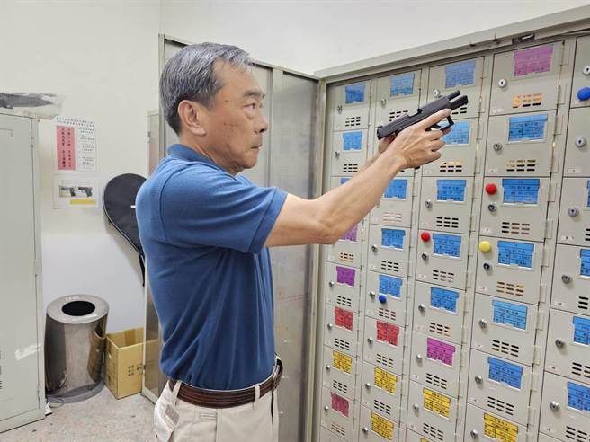 台中市警察局乌日分局警务佐刘福源平时负责后勤业务，面对繁琐工作从不喊累，是乌日警分局的「警用装备守护神」。（乌日警分局提供／潘虹恩台中传真）