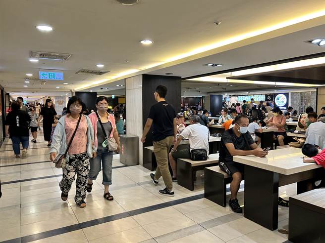 台中市4日停班停課一天，人潮湧入百貨賣場，中友百貨美食街座席全客滿。（民眾提供／馮惠宜台中傳真）
