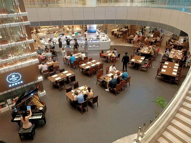 台中裕元花園酒店溫莎咖啡廳自助Buffet特送上海葵平安日限定活動，午餐時段湧入超過200人。（民眾提供／馮惠宜台中傳真）