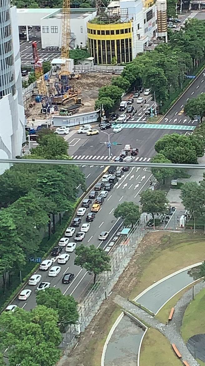 台中市4日停班停課一天，人潮湧入百貨賣場，新光、大遠百排隊要進停車場車龍綿延。（民眾提供／馮惠宜台中傳真）