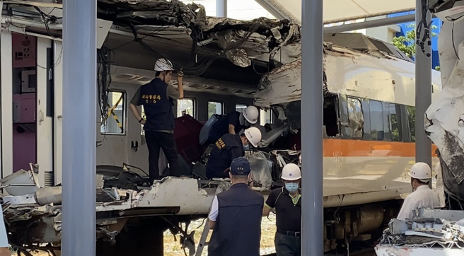 铁警与台铁1日重启太鲁阁号408车次事故车厢搜查。（资料照/蔡明亘摄）