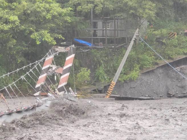 布拉鲁桥因桥头边坡崩落，一旁情人吊桥遭暴涨的塔罗湾溪洪水冲毁，马赫坡部落对外交通再受阻。（仁爱乡公所提供／杨静茹南投传真）