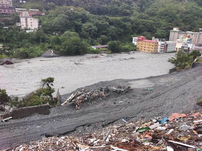 海葵颱风过境塔罗湾溪溪水又暴涨，洪水直逼庐山吊桥桥面，吊桥下游饭店全泡在水中。（仁爱乡公所提供／杨静茹南投传真）