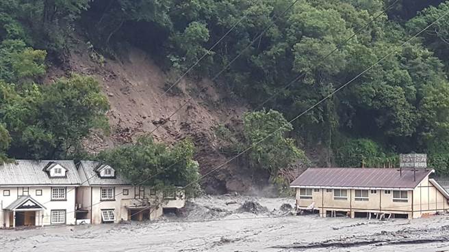 海葵颱风过境，庐山温泉区的塔罗湾溪溪水暴涨，山坡有土石崩落。（仁爱乡公所提供／杨静茹南投传真）