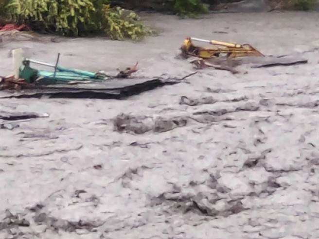 庐山温泉塔罗湾溪溪水暴涨，因清淤来不及移往高处的怪手遭洪水吞没。（仁爱乡公所提供／杨静茹南投传真）