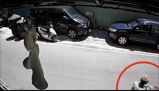 童男1日中午看到無人看管的娃娃車，四下張望後便將它推走（新北新莊警分局提供）