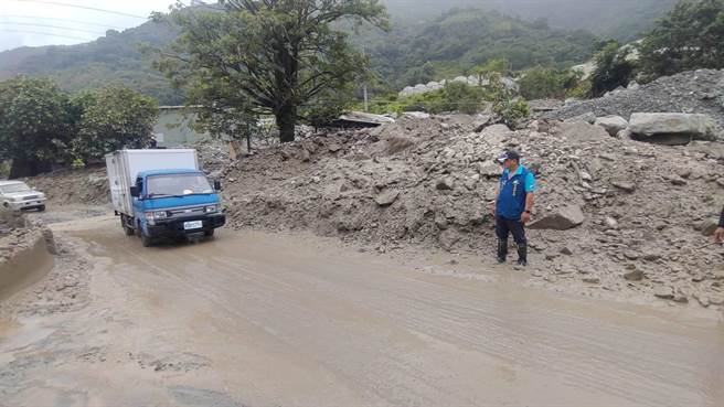 南投信义乡东埔温泉联外道路下午抢通先行单线双向通车。信义乡公所提供