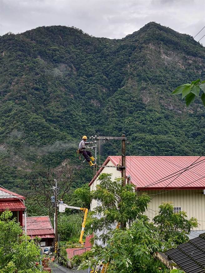 海葵颱风造成南投县上万户居民停电，台电南投区处漏夜抢修，终于在今天下午4点多全数恢復供电。台电南投区处提公
