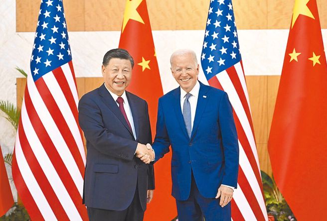 大陆国家主席习近平确定缺席（G20）峰会：图为2022年习与美国总统拜登在印尼会晤。（新华社资料照）