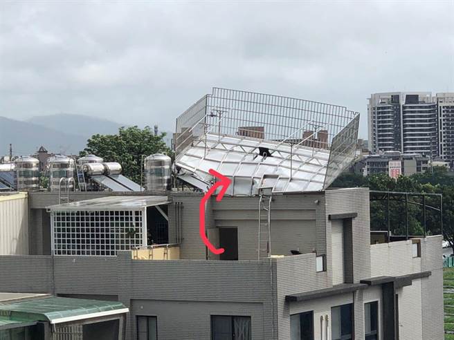 海葵颱風襲台，強勁風勢導致高雄市楠梓區土庫三路一棟透天厝的採光罩於今（4）日上午近9時被吹到屋頂。（摘自左營楠梓人臉書／林瑞益高雄傳真）