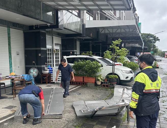 海葵颱風襲台，強勁風勢導致高雄市楠梓區土庫三路一棟透天厝的採光罩於今（4）日上午近9時被吹到屋頂，屋主通知工人到場拆除採光罩。（民眾提供／林瑞益高雄傳真）