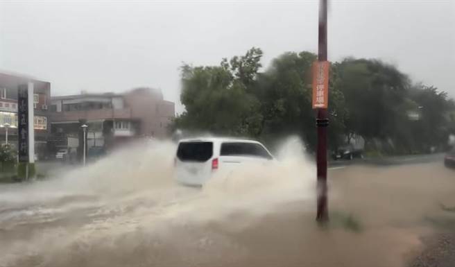 海葵颱风逼近金门，外围环流为金门带来丰沛雨量下起豪大雨，部分排水不良路段已积水约半个轮胎深。(图／民眾提供)