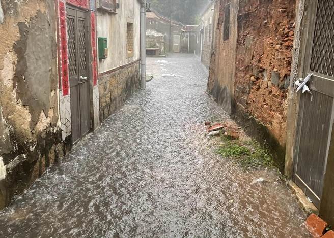 海葵颱风带来丰沛雨量，金门部分低洼地区与排水不良路段已严重积水，宛若小溪。(图／民眾提供)