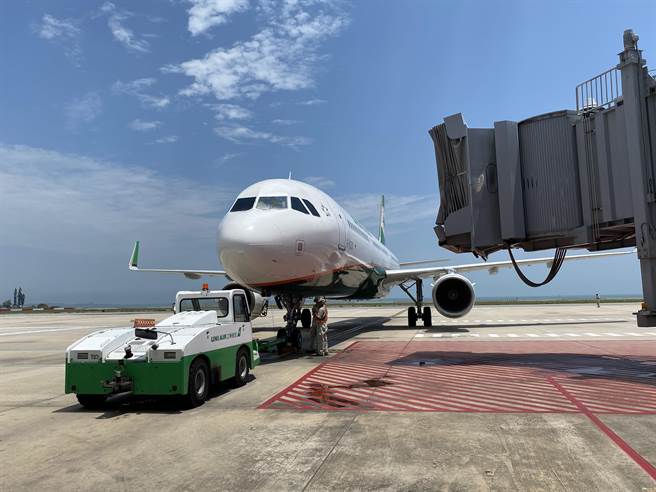 海葵颱风行径怪异影响金门海陆空交通再延长，9／5部分台金空中航班已取消。(于家麒摄)