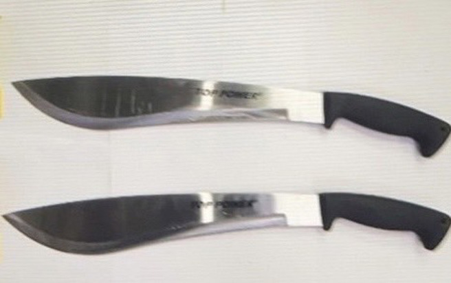 警方查扣砍人行凶的开山刀。（翻摄画面）