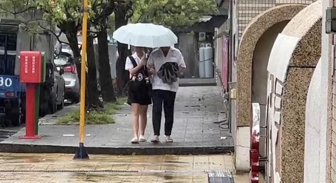 今日上午宜兰豪大雨，大人、小孩上班课都非常狼狈。（民眾提供／吴佩蓉宜兰传真）