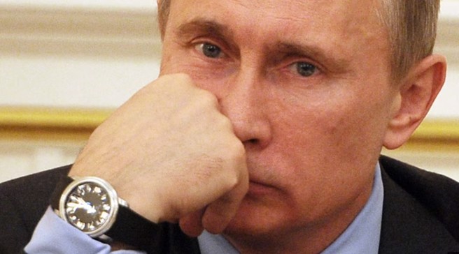 与一般人有些差异，普丁的手表总是戴在右手腕上，但是他曾经对着左手腕找手表，被认为此人是替身的证据。(图/tass)