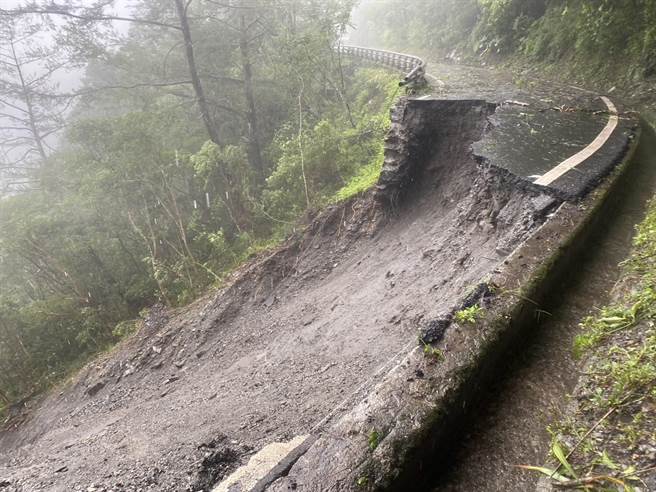 南横公路台20线利稻段交通受阻，目前人车无法通行，预计9月7日17时抢通。（胡胜豪提供／萧嘉蕙台东传真）
